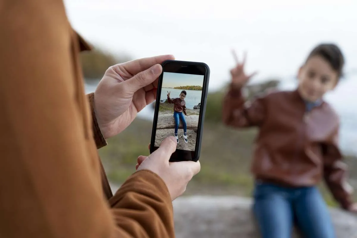 Anti Kaku! Berikut Tips Pose Depan Kamera Biar Lebih Pede dan Natural